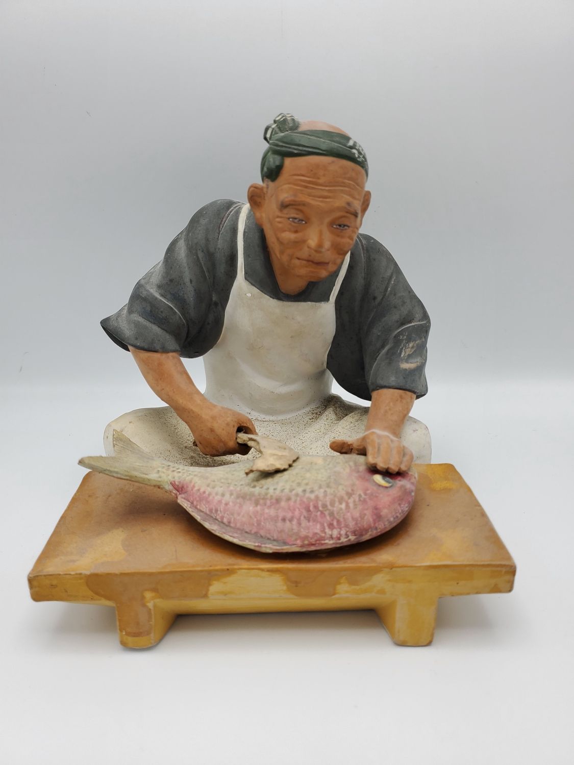 Hakata Urasaki fisherman cleaning fish