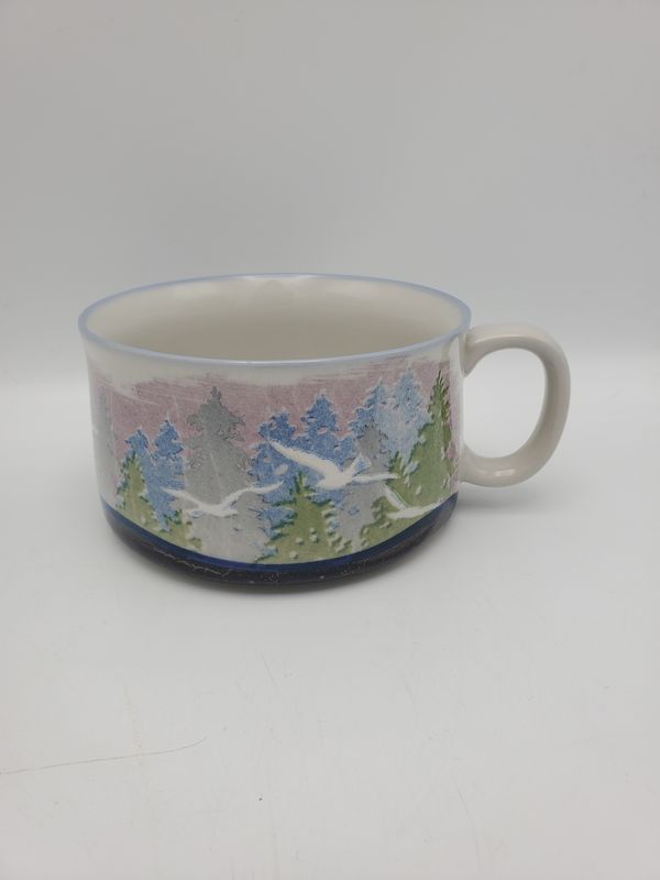 Stoneware mug with birds flying
