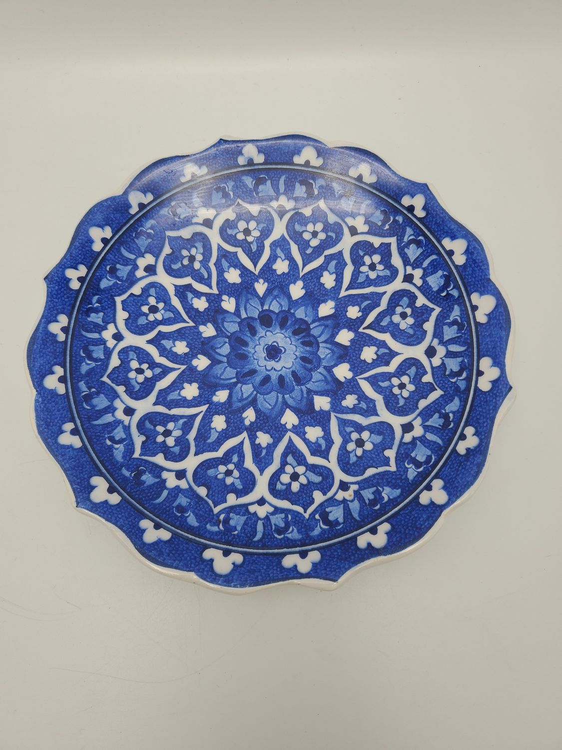 Gini blue scalloped edge plate