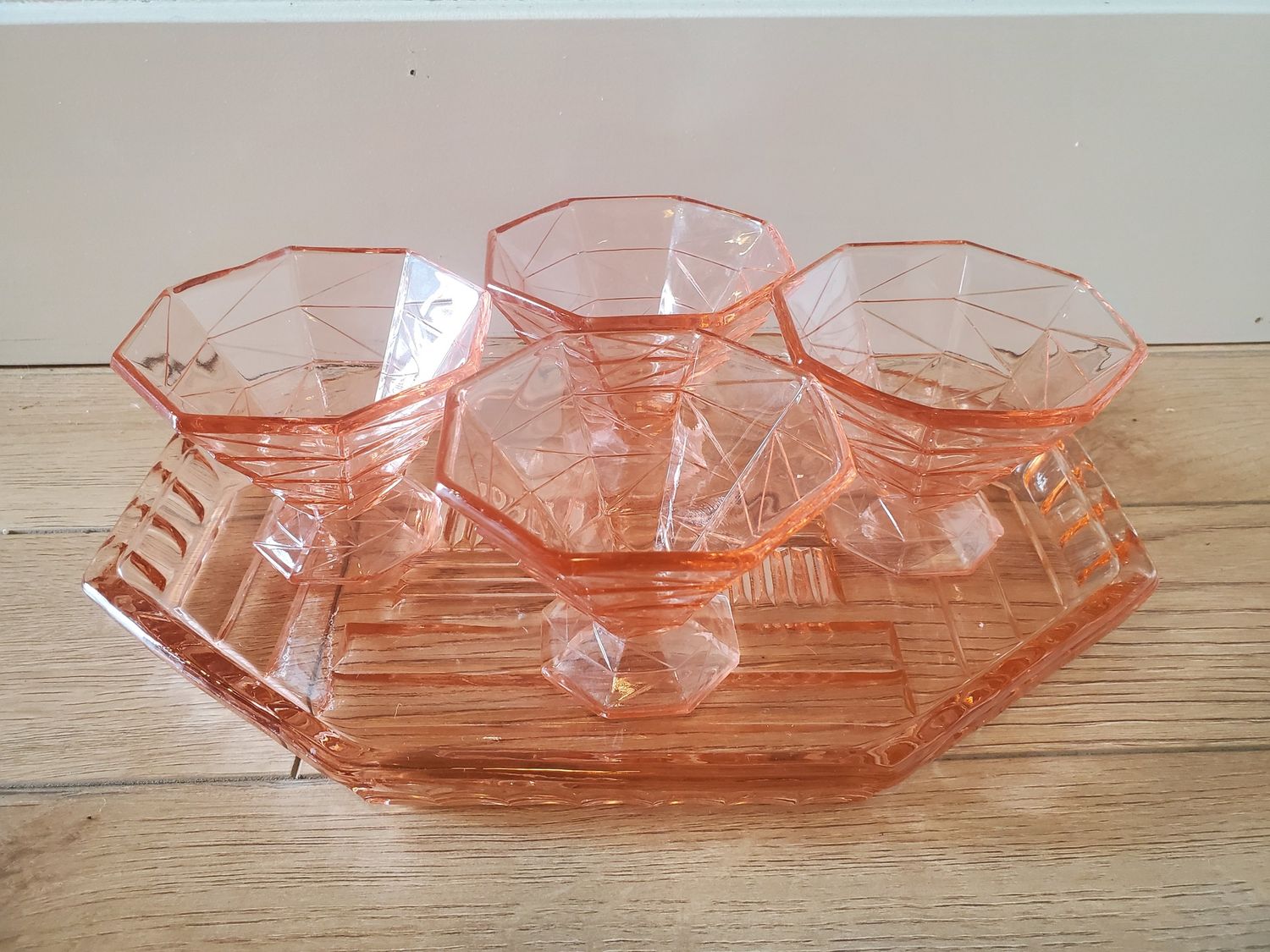 4 Pink Ice Cracked Glasses and Tray