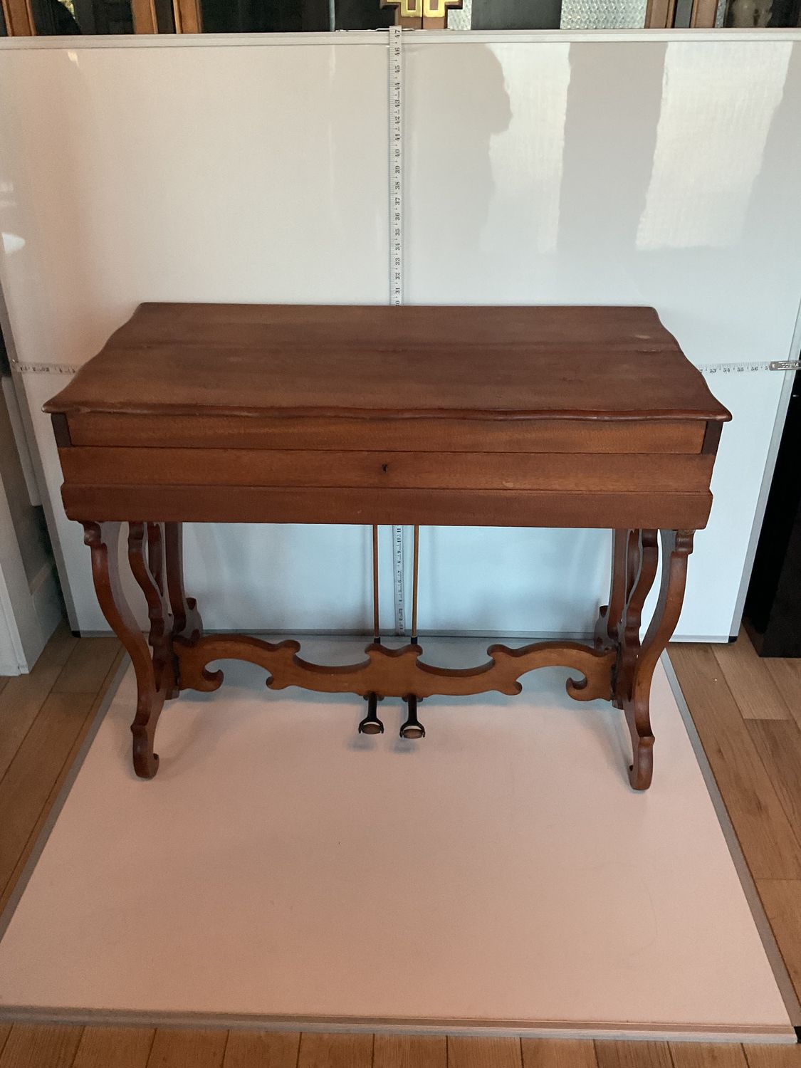 Pump Organ Antique with Fold-Top Cover – Ornate Carved Base