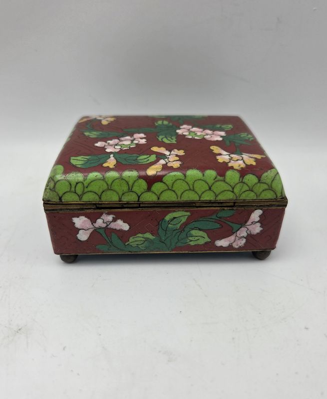 Vntg Clsnné Enamel Floral Box