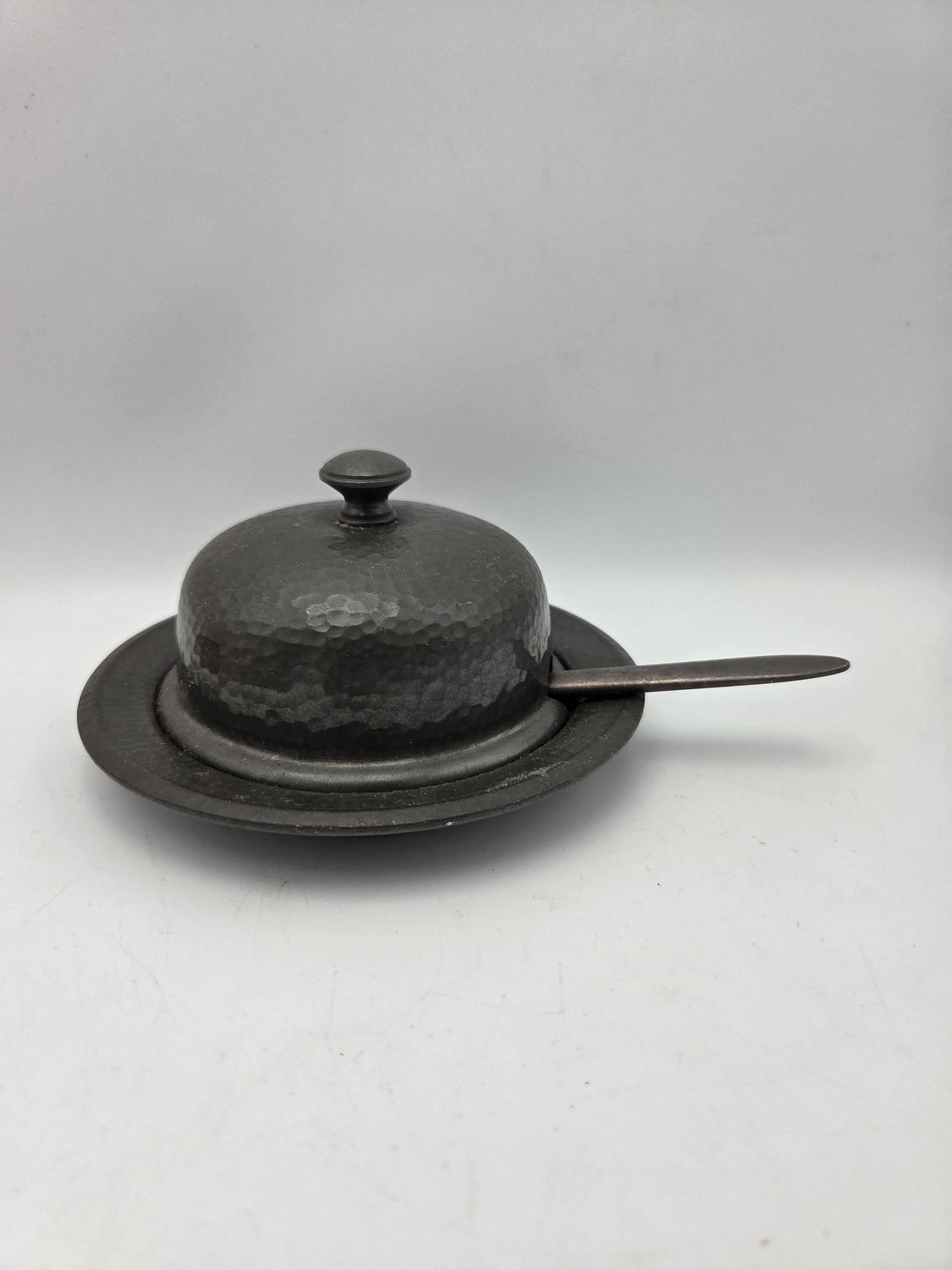 Hmmrd Pwtr Butter Dish Cloche