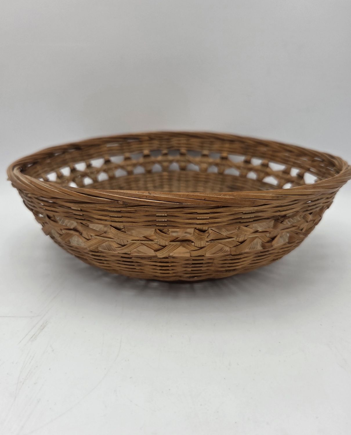 Vntg 9” Hndwvn Wicker Basket Bowl