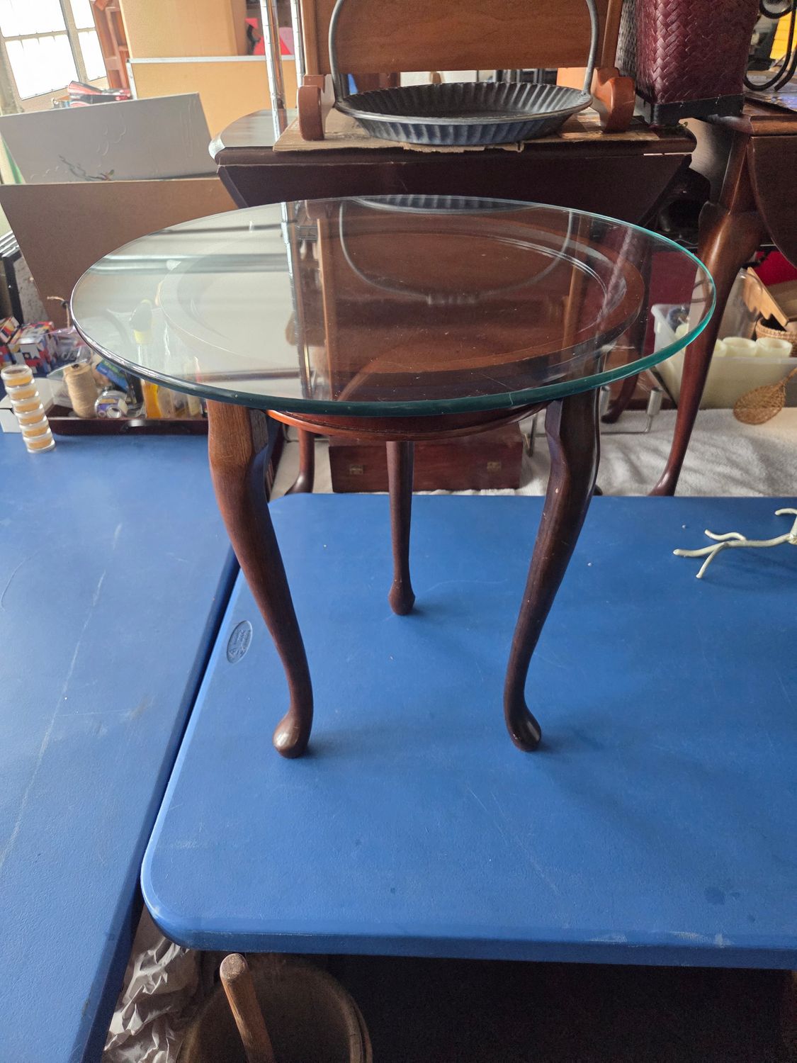 Qn An Rnd Glass Top Cabriole Table