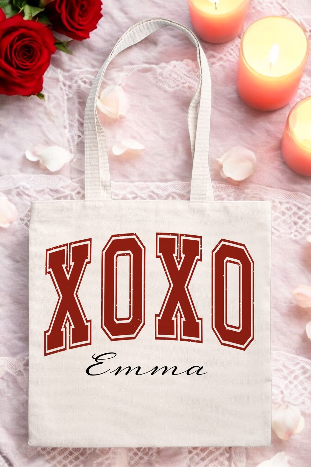 Romantische tote bag met rode &quot;XOXO&quot;-tekst en gepersonaliseerde naam op een achtergrond. 