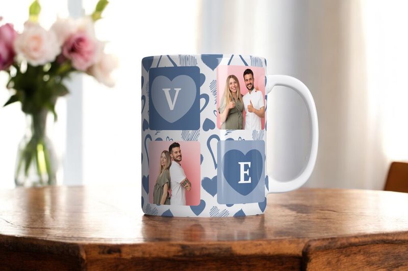 Blauwe Valentijnsmok met hartjesdesign, versierd met twee gepersonaliseerde foto&#39;s, geplaatst op een houten tafel met rozen op de achtergrond.