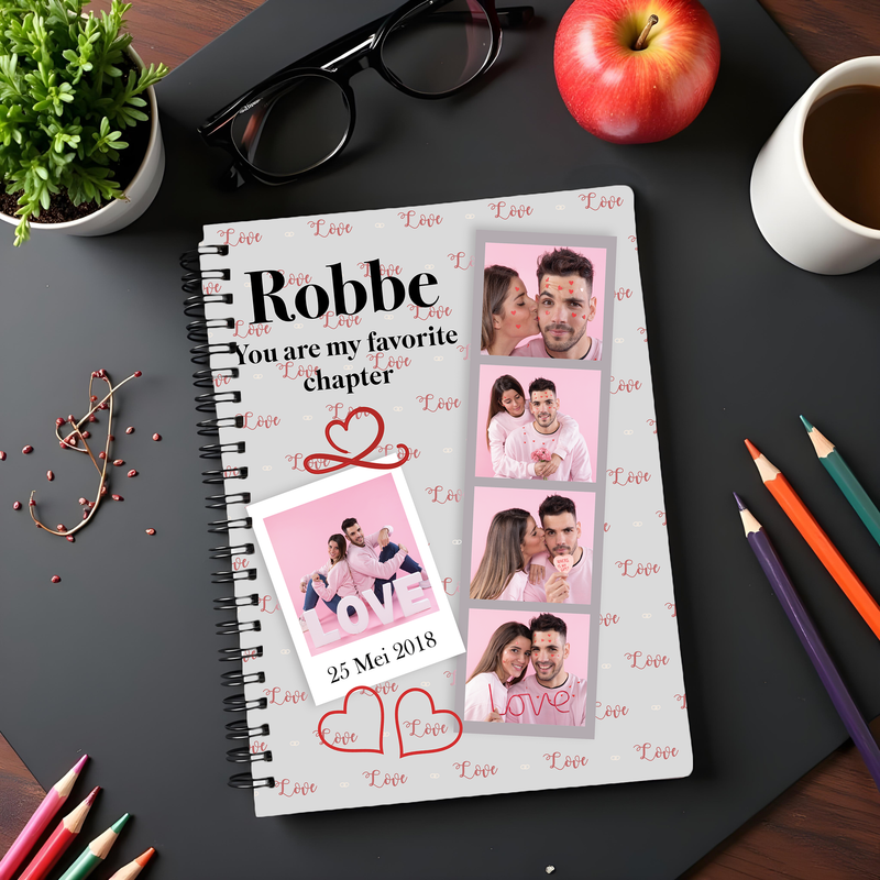 Gepersonaliseerd notebook met naam, versierd met fotocollages van een stel, roze accenten, hartmotieven en de tekst &quot;You are my favorite chapter&quot; en datum.