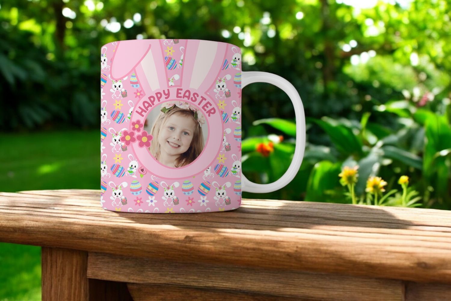 Happy Easter mok met speelse konijntjes, paaseieren en een fotolijst voor een gepersonaliseerd cadeau.