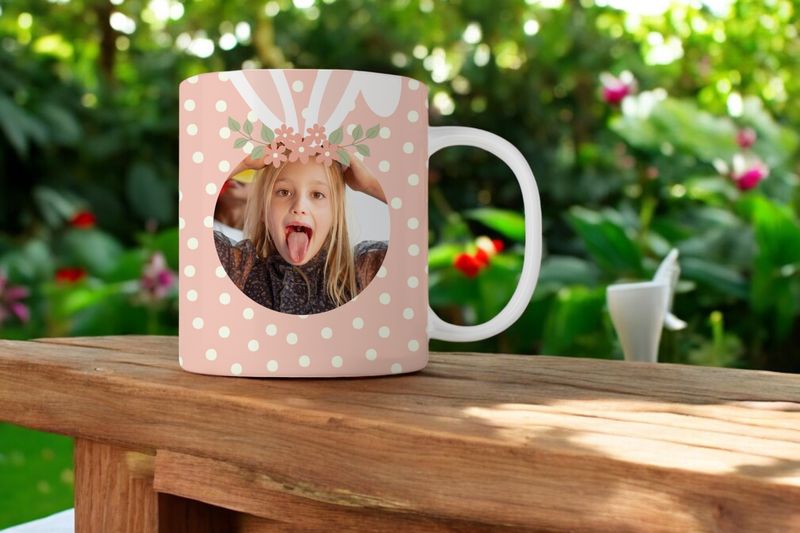Lichtroze gepersonaliseerde mok met polkadots, konijnenoren en een fotolijst voor je eigen foto.