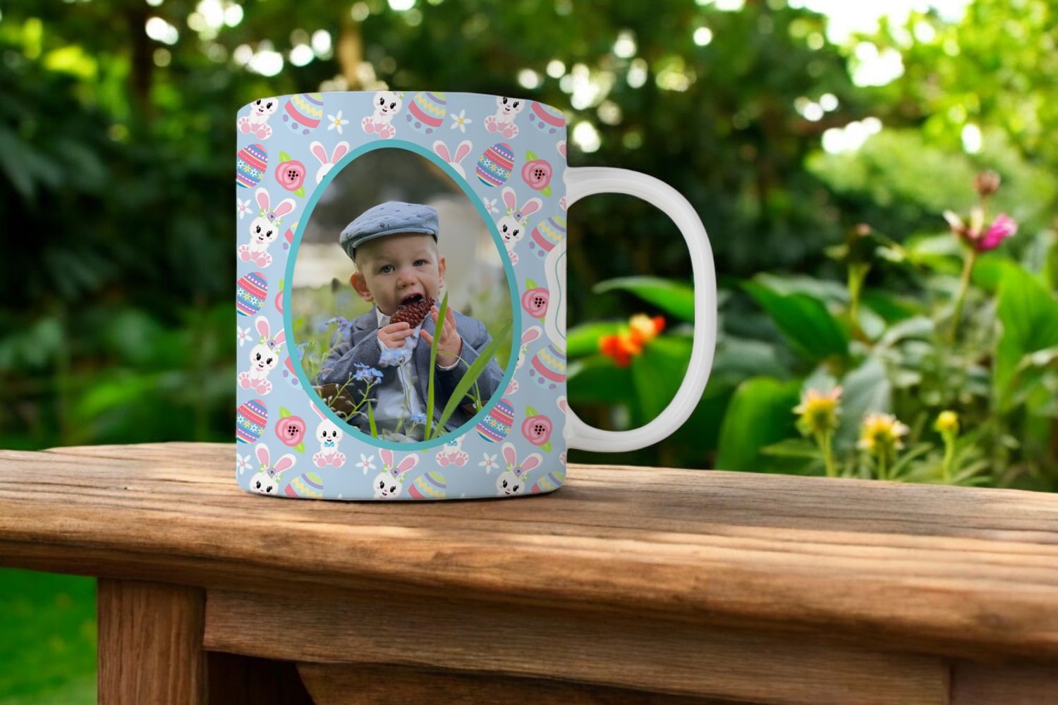 Lichtblauwe gepersonaliseerde mok met paaseieren, konijntjes en een foto naar wens.