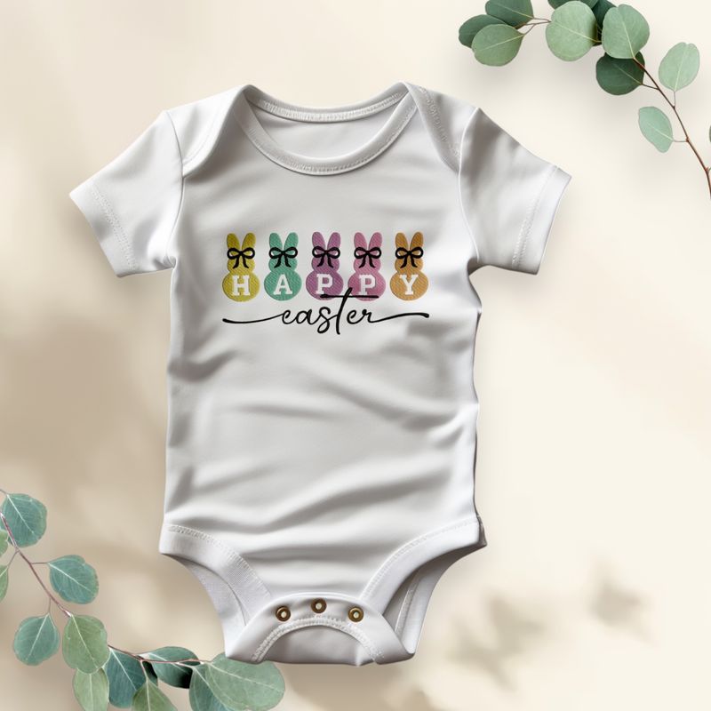 Witte baby romper met pastel paashaasjes, strikjes en de tekst &quot;Happy Easter&quot;, ideaal voor Pasen.