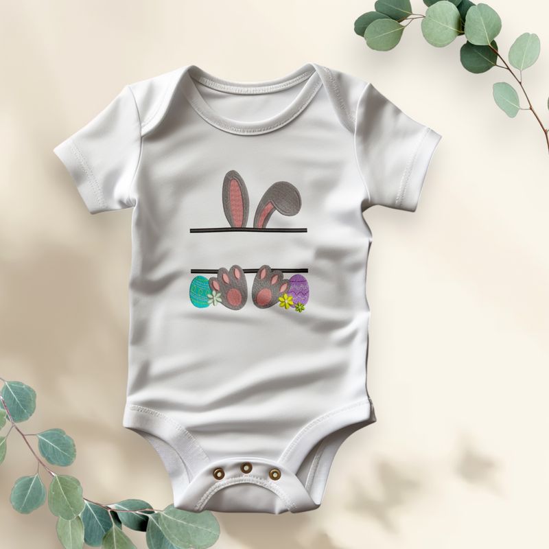 Witte babyromper met konijnenoren, paaseieren en konijnenpootjes – een vrolijke en comfortabele Paasoutfit met personalisatie-optie.