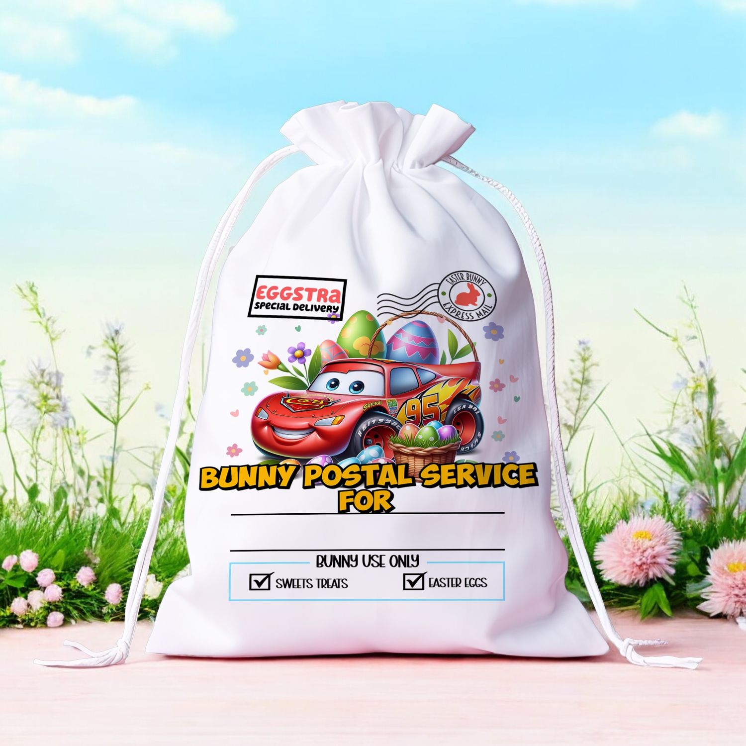 Witte gepersonaliseerde paaszak met een rode raceauto, kleurrijke paaseieren en de tekst ‘Bunny Postal Service’. Perfect voor autoliefhebbers tijdens Pasen.