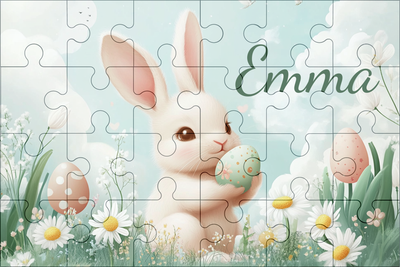  Kinderpuzzel met een wit konijntje en naam, omringd door lente-bloemen en paaseieren.