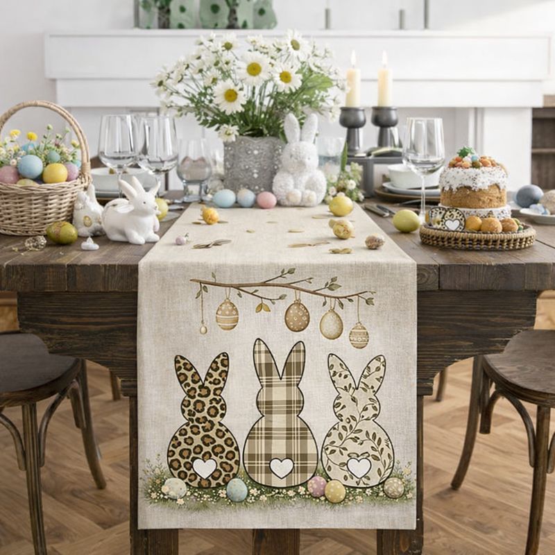 Vintage paastafelloper in beige met drie konijntjes en subtiele paasdecoratie op houten tafel