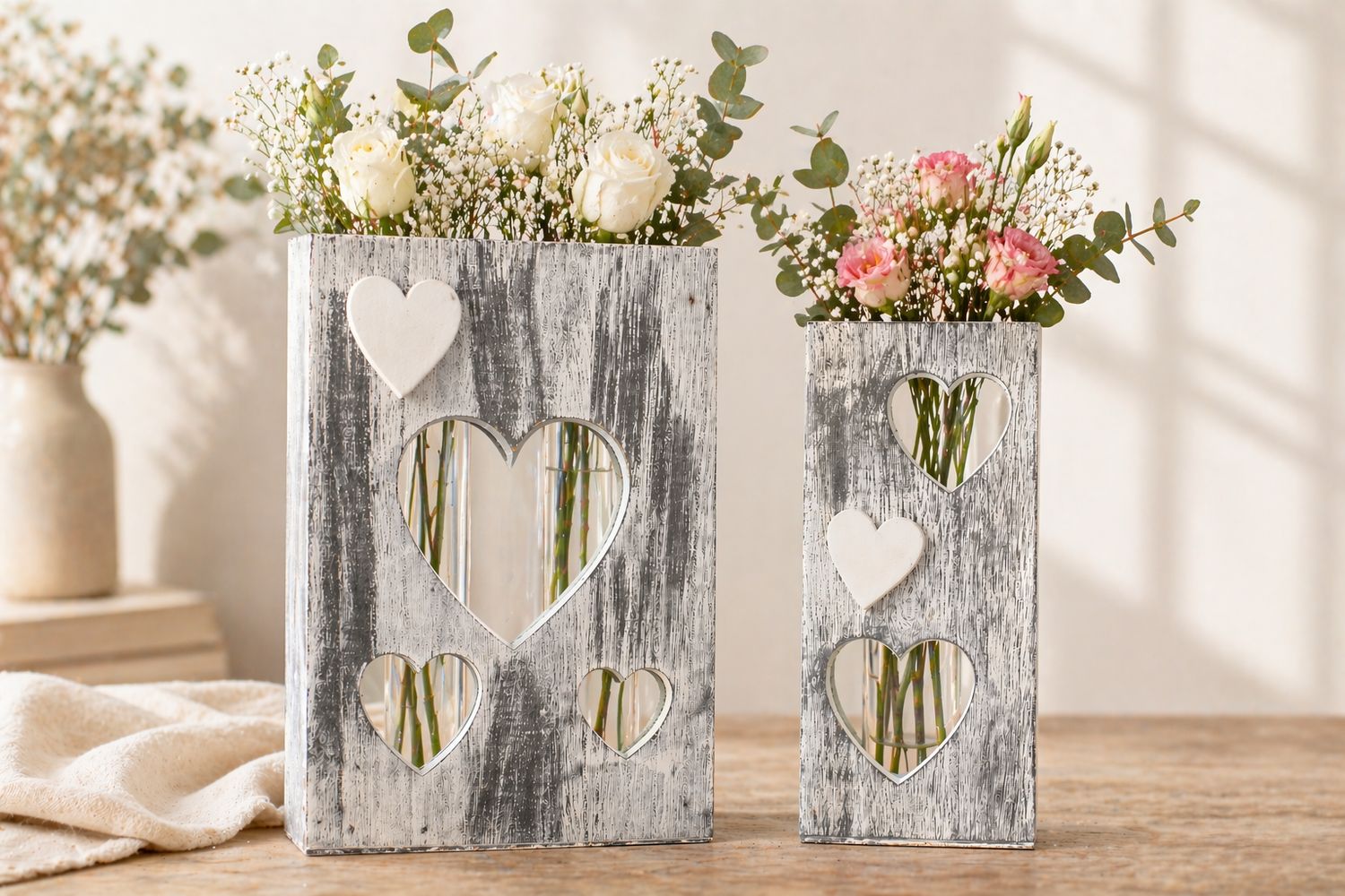 Houten bloemenhouder met hartjes en glazen buisjes voor bloemen