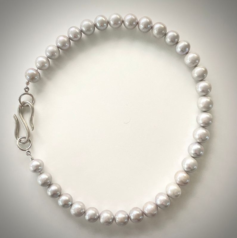 Perlen-Collier in edlem Grau