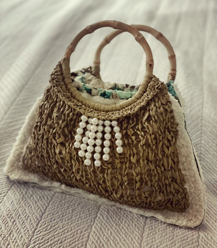 Kleine Tasche mit natürlichen Bambushenkeln