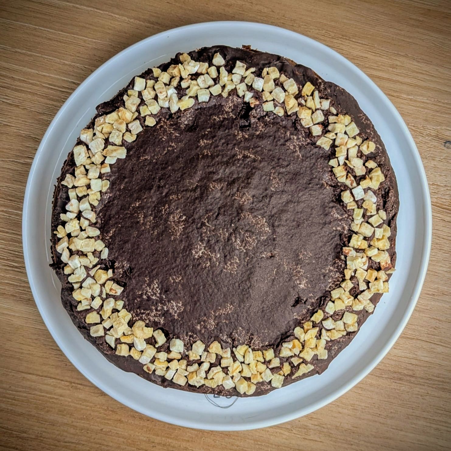 Chocolate Banana Pie: Glutenvrij en lactosevrij taartje met amandelmeel, vegan chocolade, ahornsiroop en gevriesdroogde banaan. Een heerlijke traktatie van Angies Atelier.