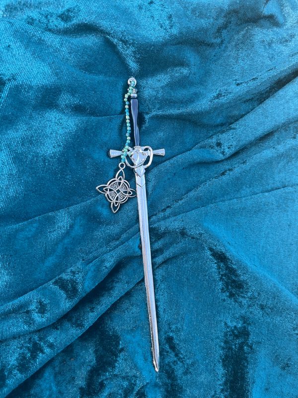 Lesezeichen "Schwert" mit grünen Perlchen  und Knoten-Anhänger