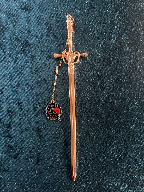 Lesezeichen "Schwert" in Gold-Optik, mit Kettchen und Anhänger "Rabe, Rose & schwarzer Mond"