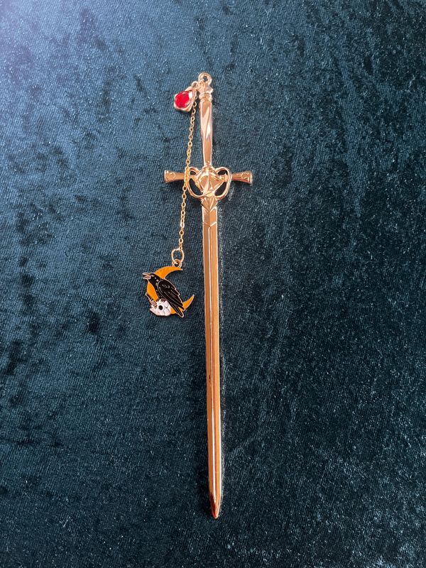 Lesezeichen "Schwert" in Gold-Optik, mit rotem Stein, Kettchen und Anhänger "Rabe, Schädel & Halbmond"