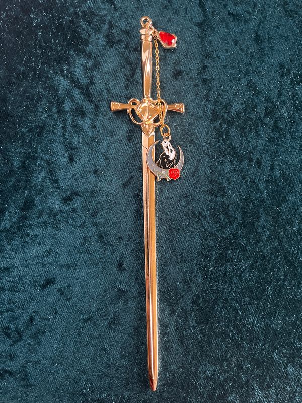 Lesezeichen "Schwert" in Gold-Optik, mit rotem Stein, Kettchen und Anhänger "Rabe, Schädel, Rose  & Halbmond"