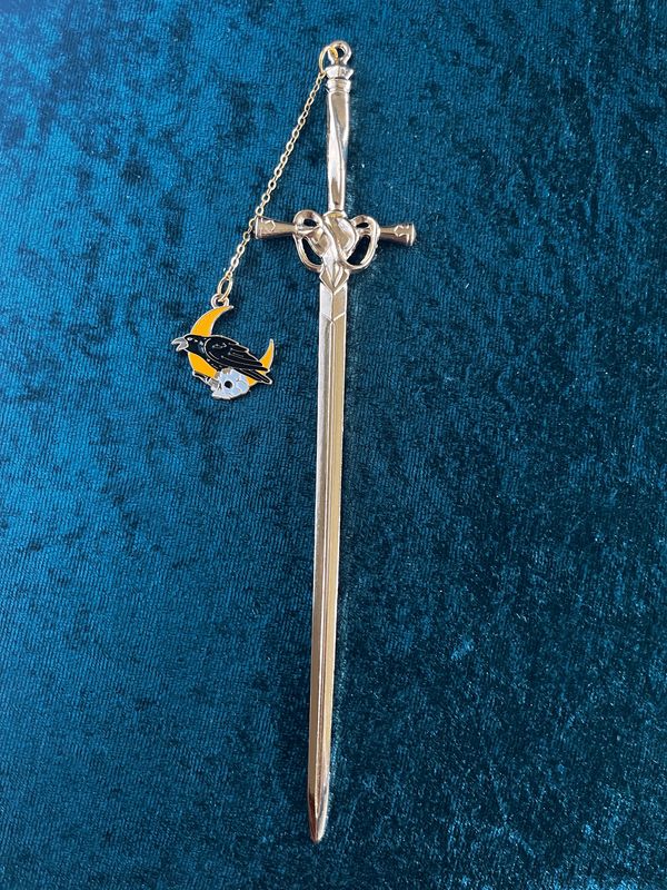 Lesezeichen "Schwert" in Gold-Optik, mit rotem Stein, Kettchen und Anhänger "Rabe, Schädel & Halbmond"