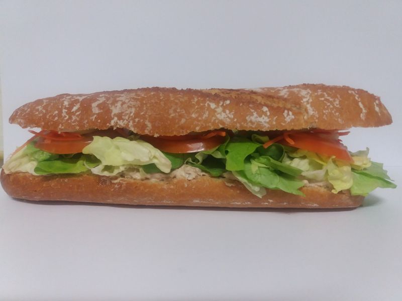 Broodje tonijnsalade pikant