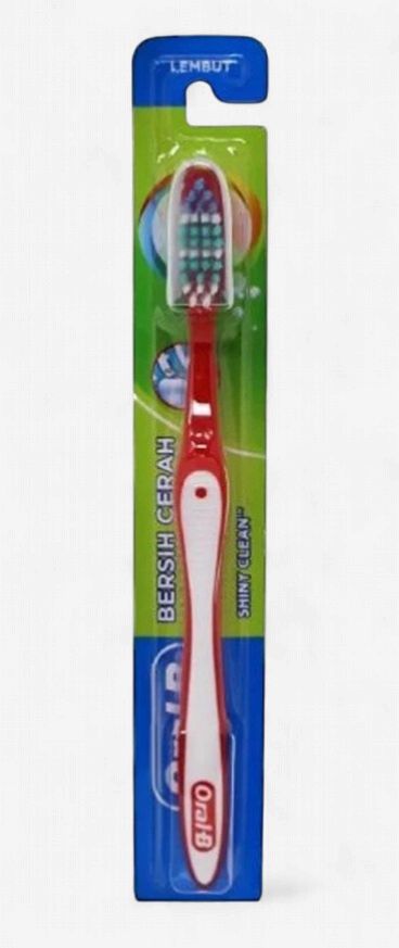 ORAL-B TOOTHBRUSH SHINY CLEAN SOFT + HYGIENE CAP