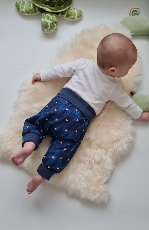 Bio Pumphose „Herzchen“ in Jeansoptik - mitwachsende Babyhose in Doppeltgrößen