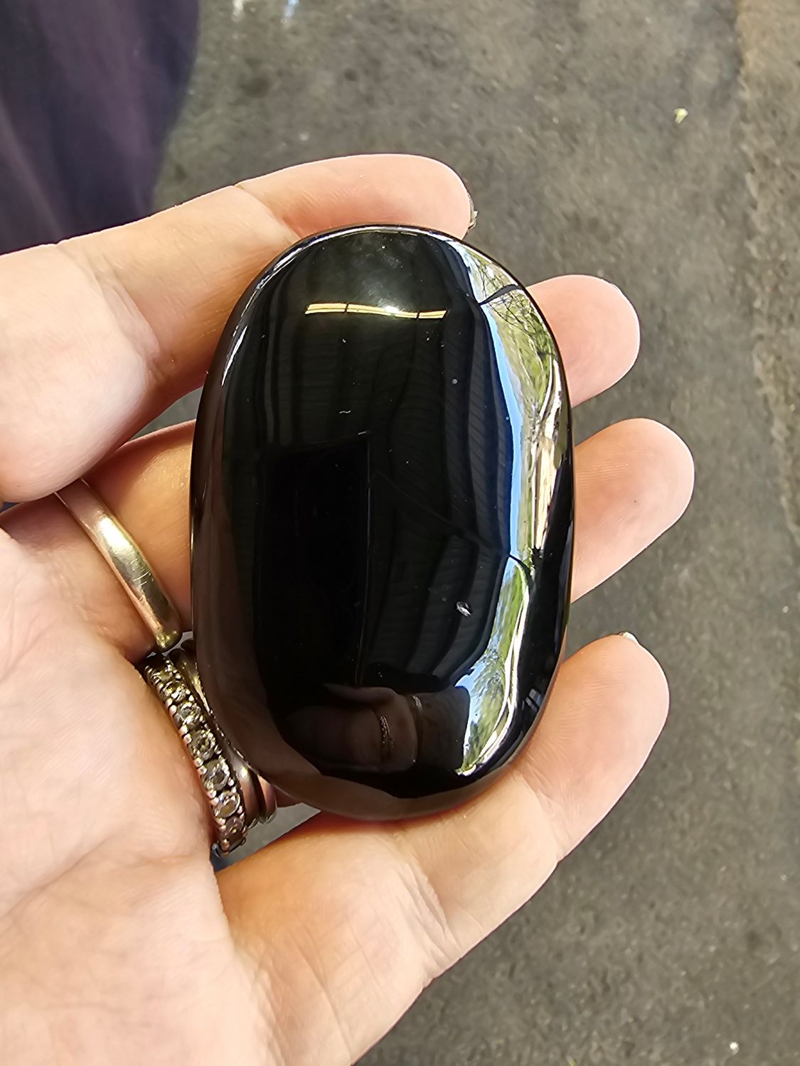 Obsidian palm stone