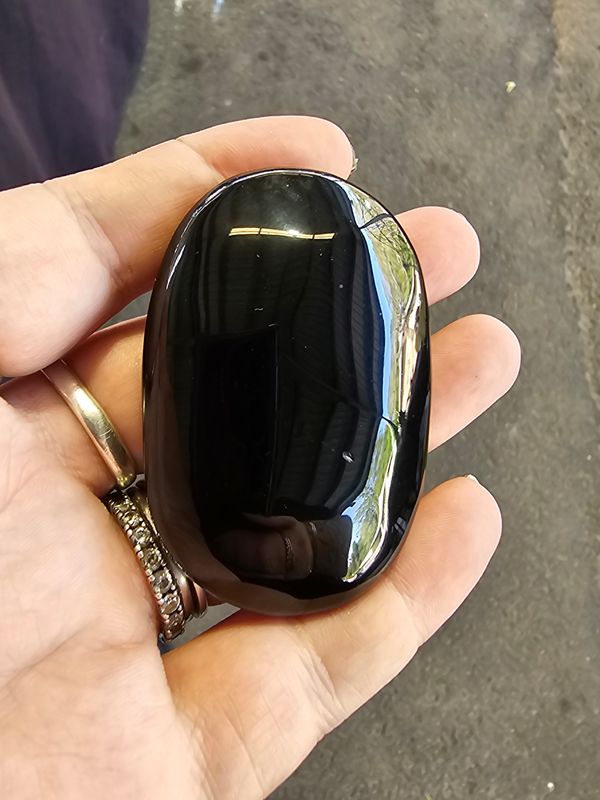 Obsidian palm stone