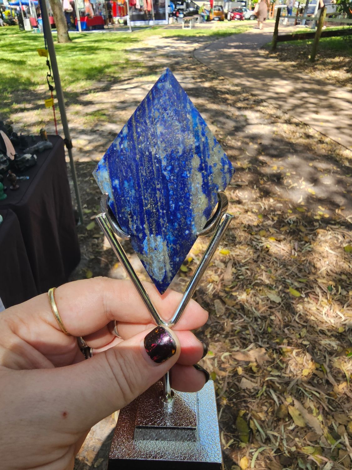 Lapis lazuli diamond on stand