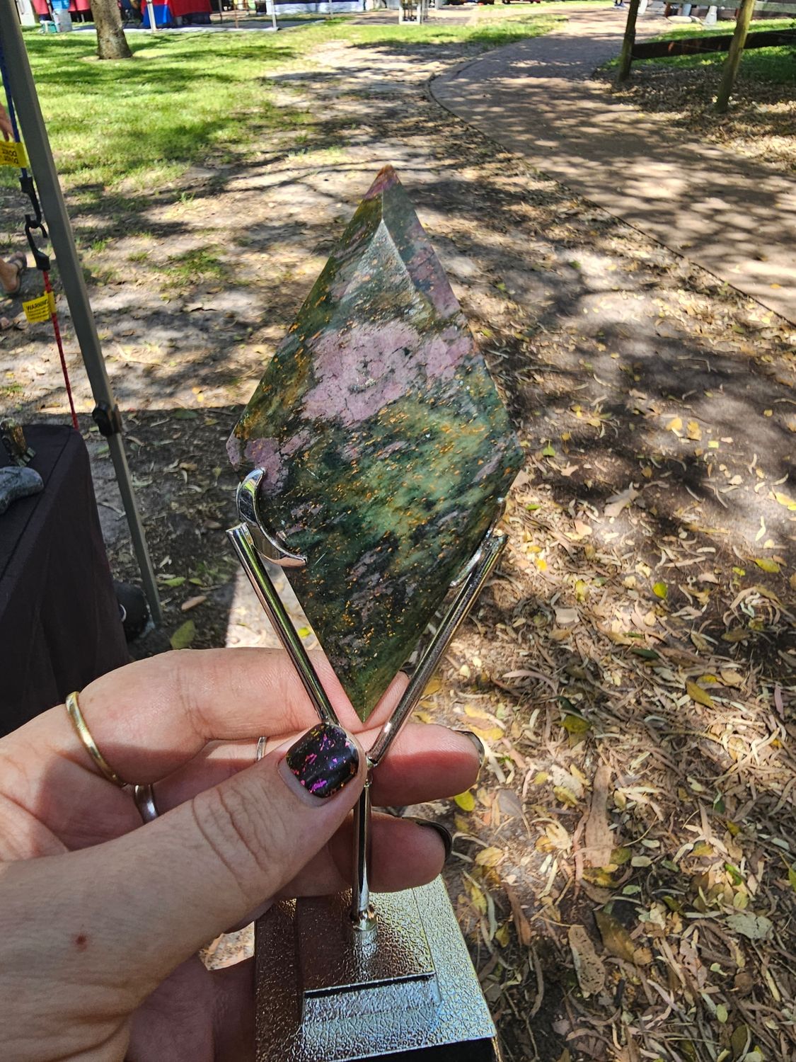 Emerald and ruby diamond on stand