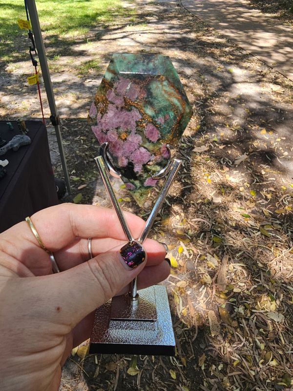 Emerald and ruby diamond on stand