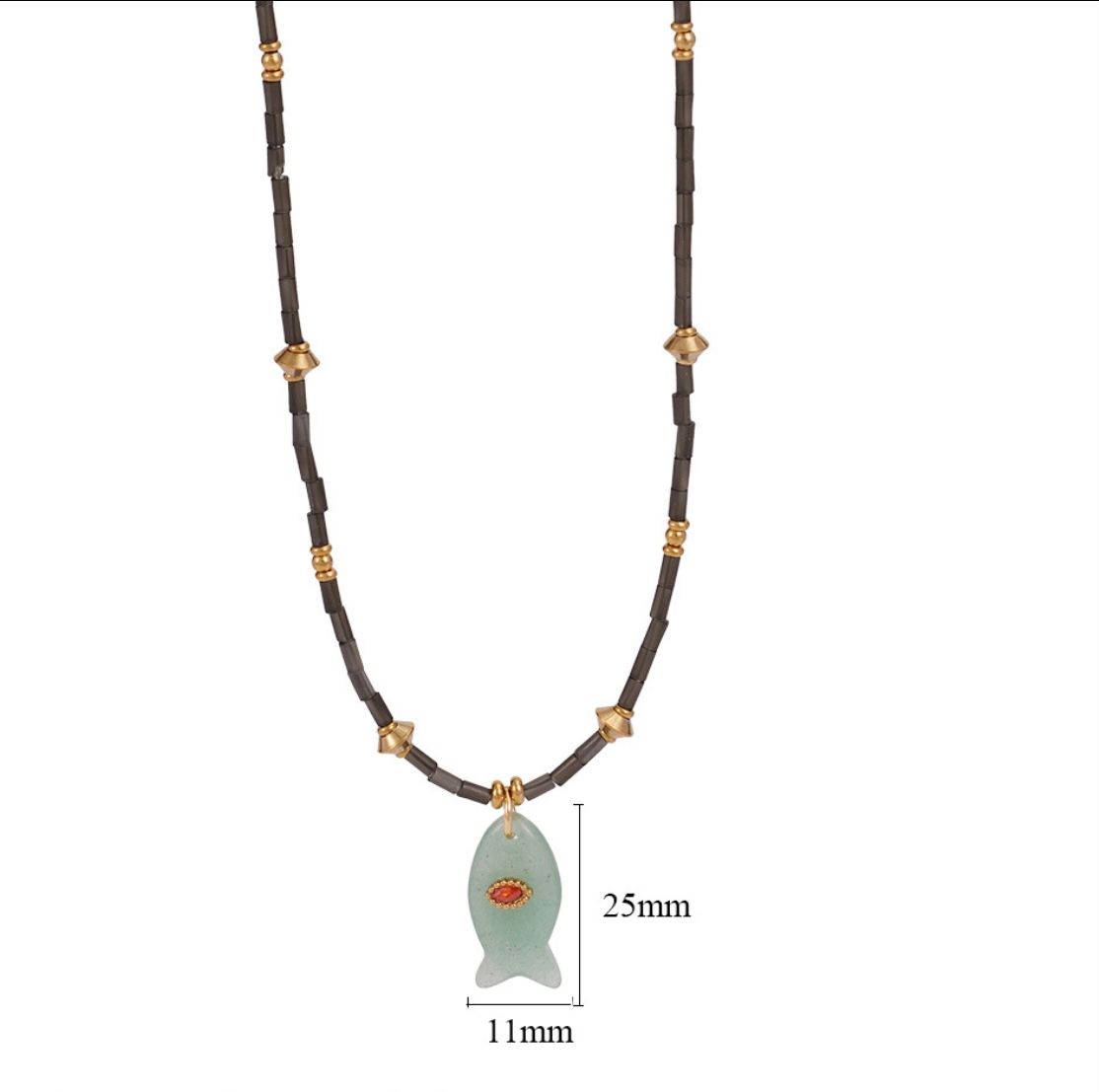 Zwarte natuursteen kralenketting met groen vis hanger