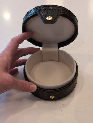 Lee's Leather Goods Round Gift Box Black