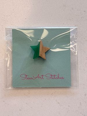 Green Wood/Resin Star Needle Minder from StewArt Stitches