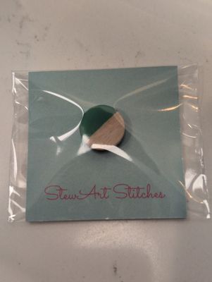 Green Round Resin Needleminder from StewArt Stitches