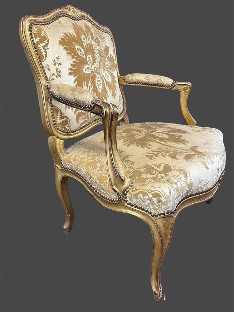 Paire De Fauteuils En Bois Doré.