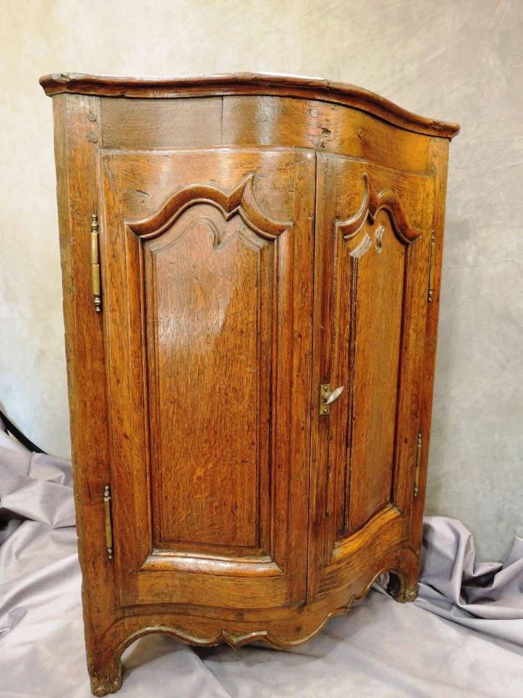 Encoignure Galbée en noyer. Epoque Louis XV