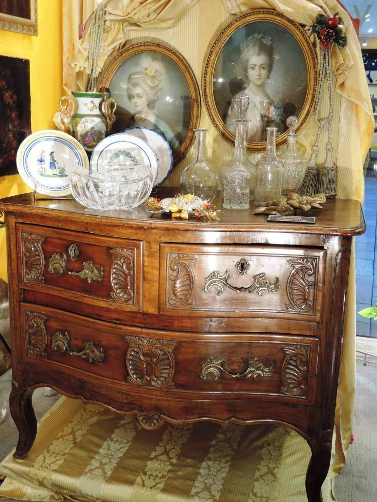 Commode Sauteuse . Epoque Louis XV