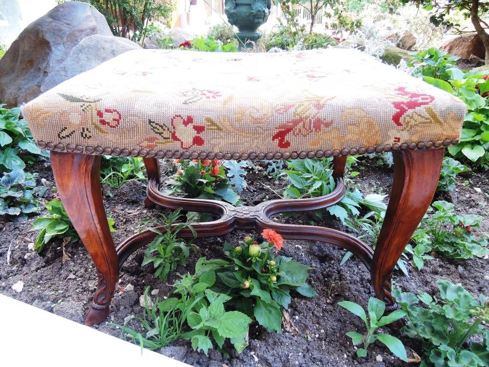 Tabouret Aux Pieds De Biche. Style Régence