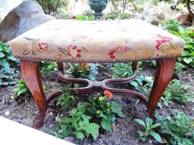 Tabouret Aux Pieds De Biche. Style Régence