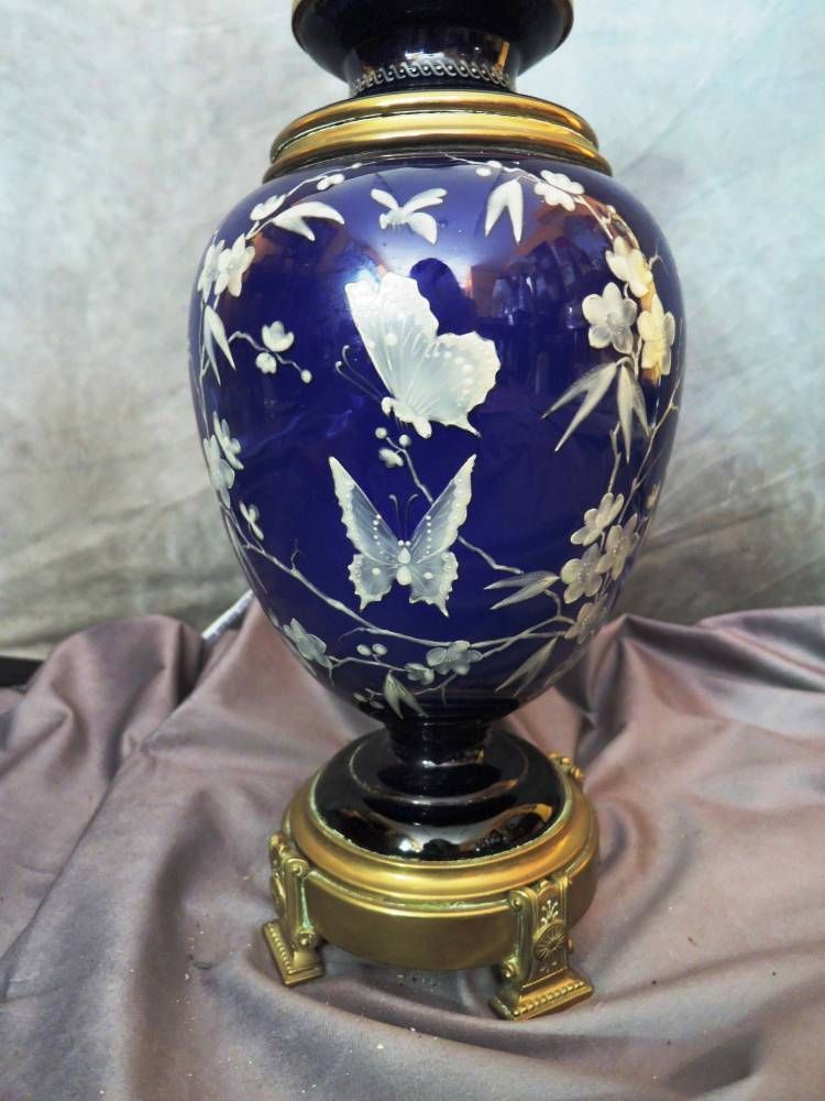Lampe En Porcelaine aux Papillons. Époque XIXè