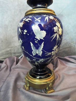 Lampe En Porcelaine aux Papillons. Époque XIXè