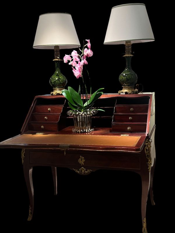 Bureau De Pente Toutes Faces En Placage De Satiné. Epoque Régence.  Slope Desk All Sides In Satin Veneer. Regence Period.