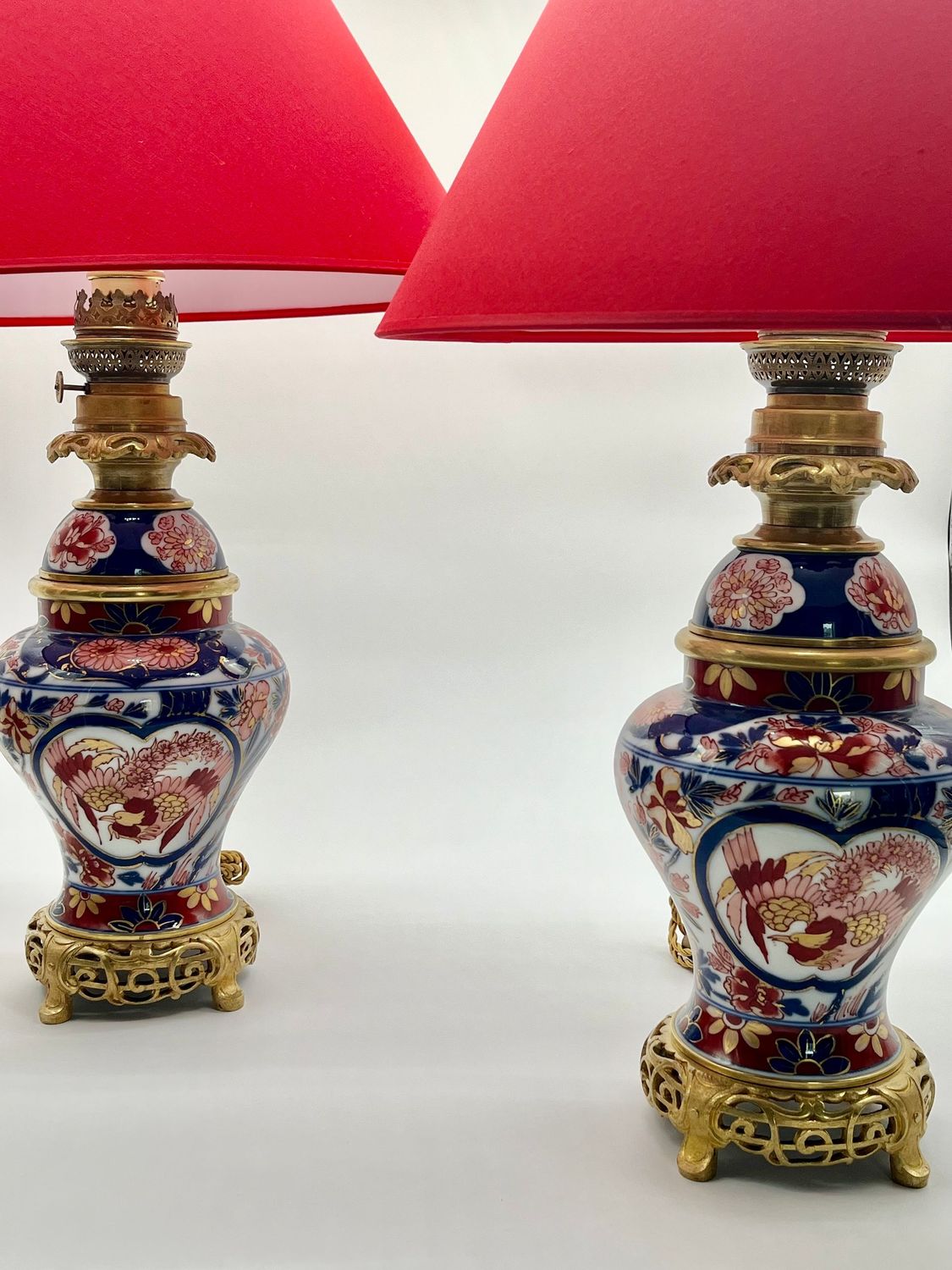 Paire De Lampes En Porcelaine Imari. Epoque Fin XIXè Siècle  Pair Of Imari Porcelain Lamps. Late 19th Century Period